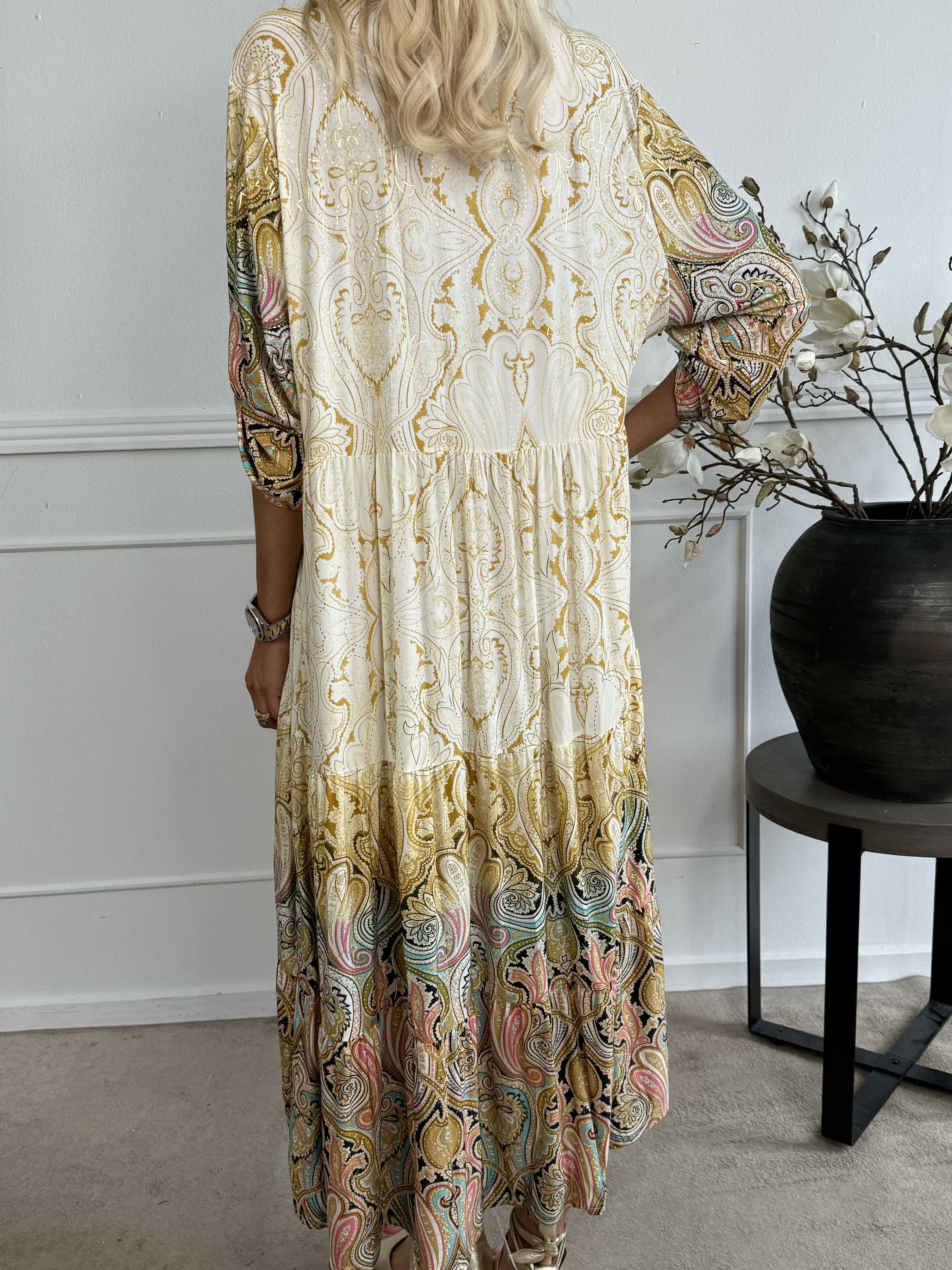 Milano Tamaria - Lang kjole med fint print i lag på lag look